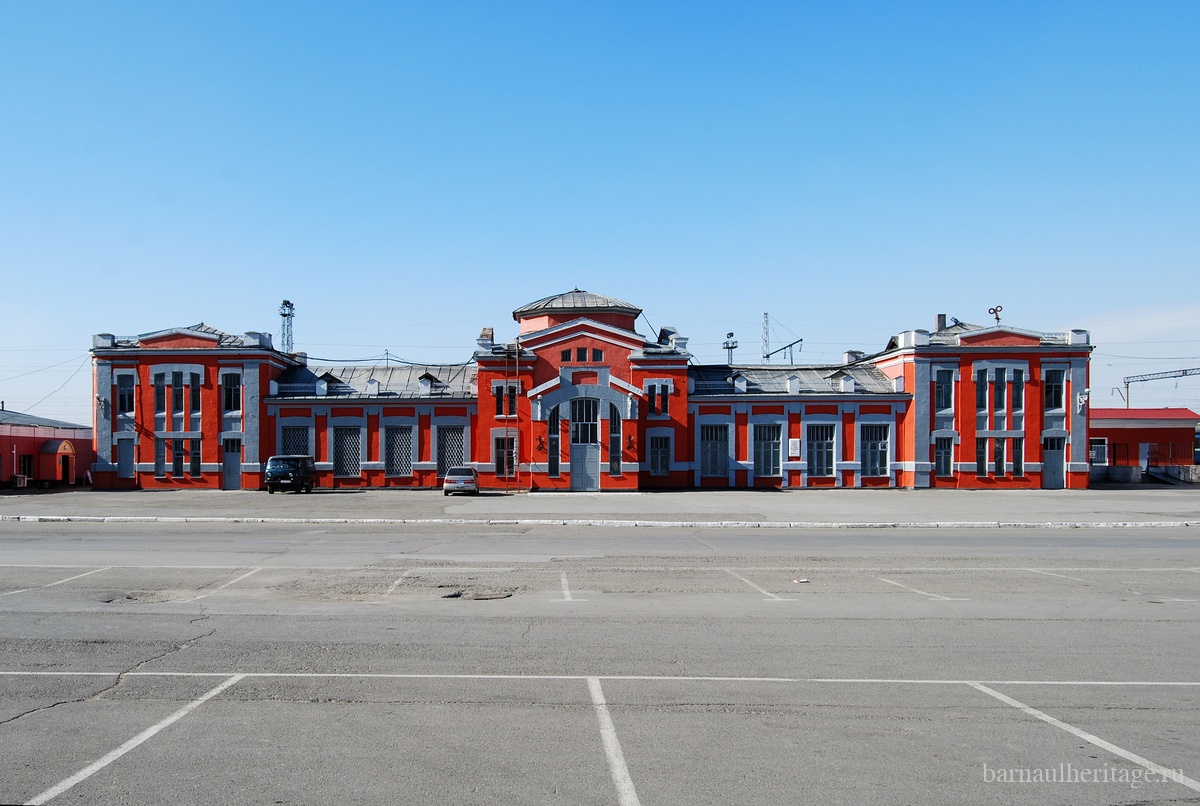 Доехать до жд вокзала барнаул. Ж Д вокзал Барнаул. Старое здание ЖД вокзала Барнаул. ЖД вокзал вокзал Барнаул. Историческое здание ЖД вокзал Барнаул.