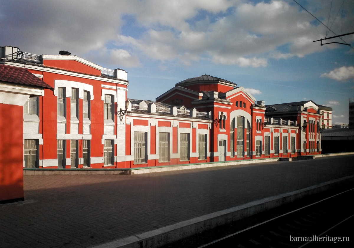 Жд вокзал барнаул телефон. Железнодорожный вокзал Барнаул. Старое здание ЖД вокзала Барнаул. Станция Барнаул ЖД вокзал. Вокзал Барнаул, Барнаул.